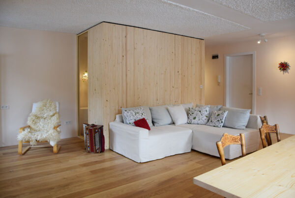 architekten bozen karersee interiordesign naemas brettstapel holzwand wohnzimmer floratelier