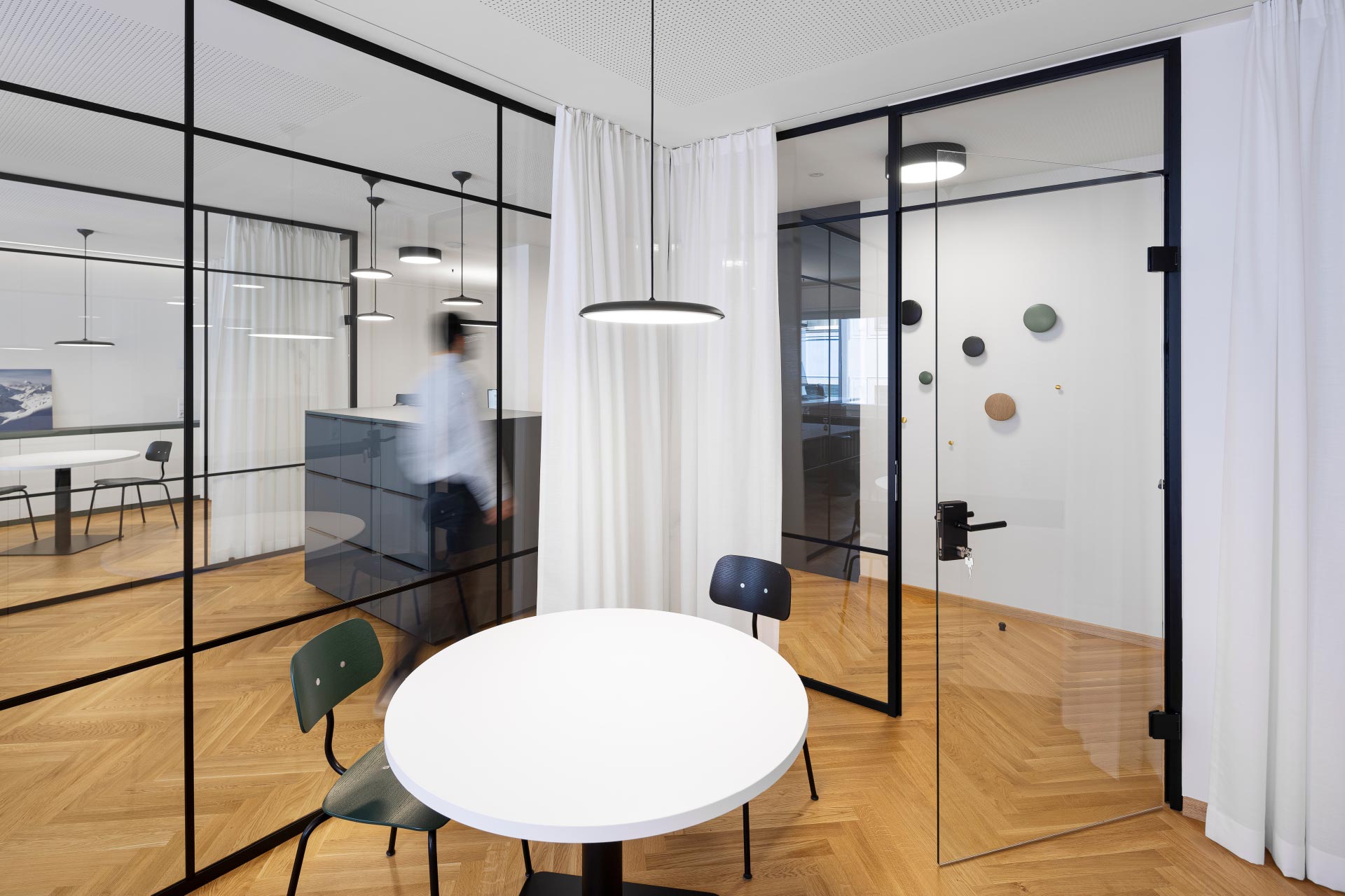 architekten bozen interiordesign moeblierung naemas glastrennwand buero openspace studiomunter