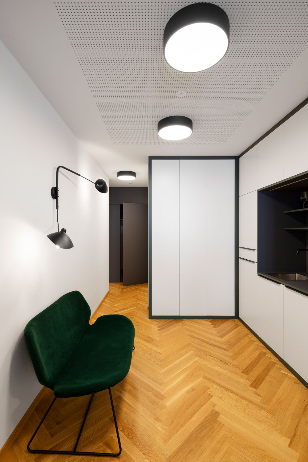 architekten suedtirol bozen interiordesign umbau naemas wandlampe samtcouch studiomunter