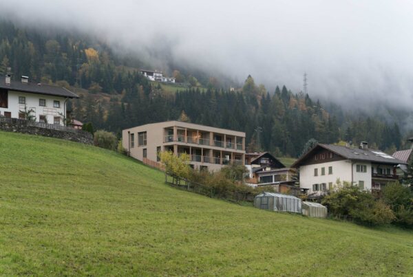 architektur südtirol gossensass neubau naemas wohnhaus mehrfamilienhaus vistamonte