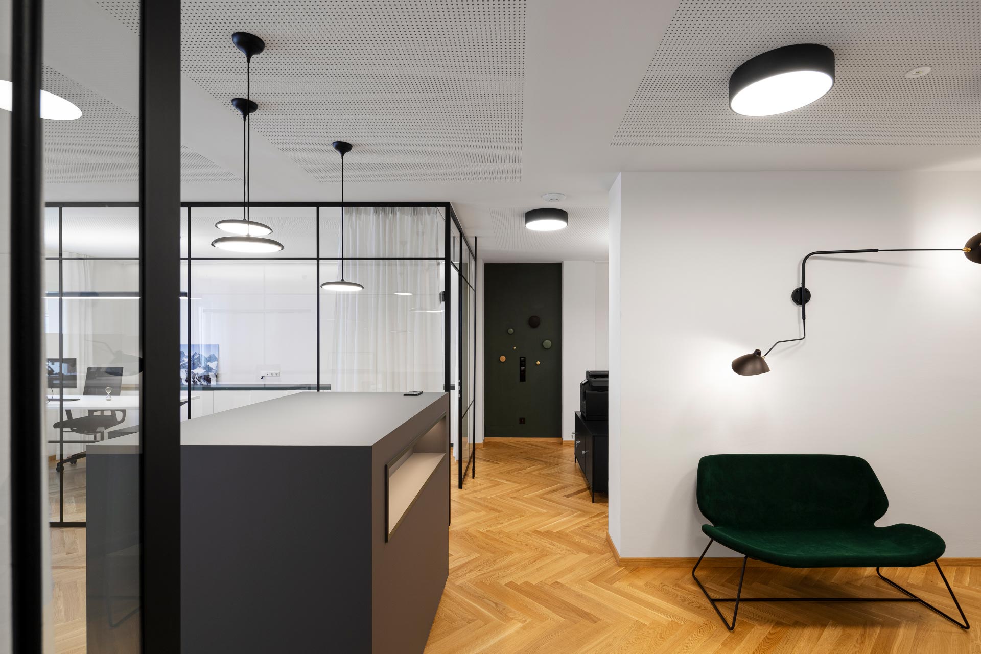 architektur suedtirol interiordesign umbau moeblierung naemas industrialdesign glastrennwand holzparkett akustikdecke studiomunter