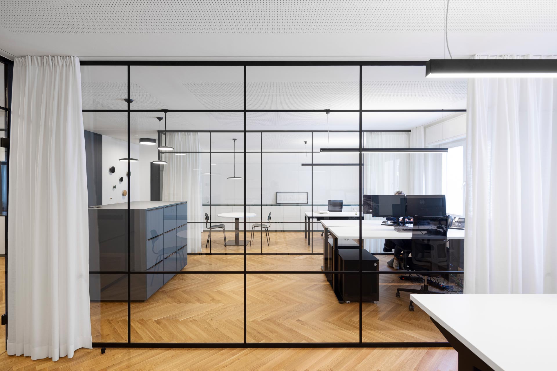 suedtirol architekten bozen innenarchitektur umbau naemas buero bueroeinrichtung holzparkett studiomunter